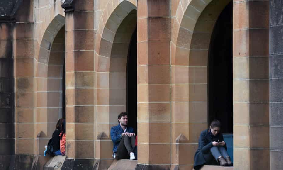 students in quadrangle at Sydney University