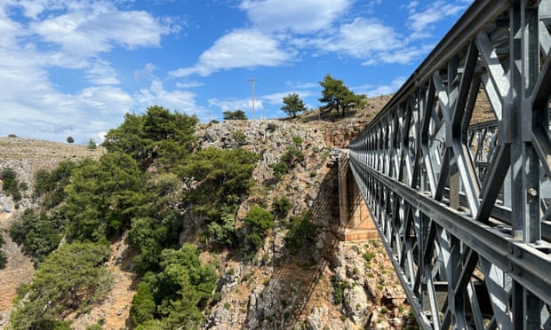 The bridge connecting Aradena and Samaria.