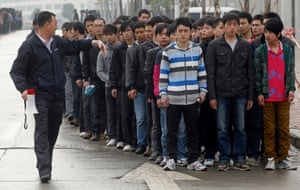 hommes cherchant du travail avec foxconn faisant la queue à shenzhen en chine