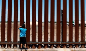 Un niño mira a través del muro fronterizo entre Calexico y Mexicali, donde Andy Ruiz Jr luchó al comienzo de su carrera.