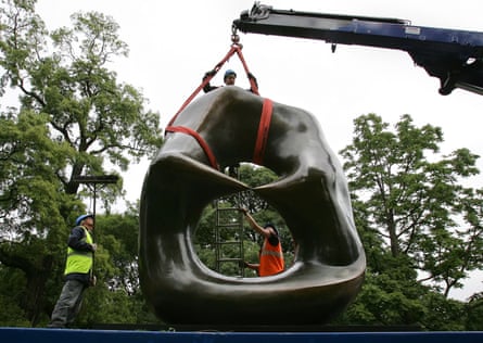 Henry Moore’s Oval with Points (1968-70) being installed for an exhibition in Kew Gardens in 2007.