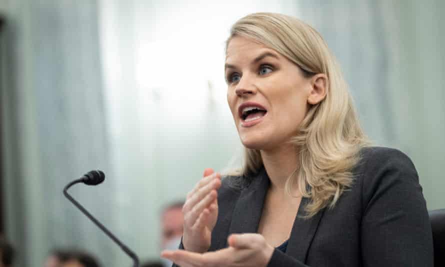 Frances Haugen, uma mulher com cabelos loiros e um blazer preto, fala ao microfone durante uma audiência no Senado.