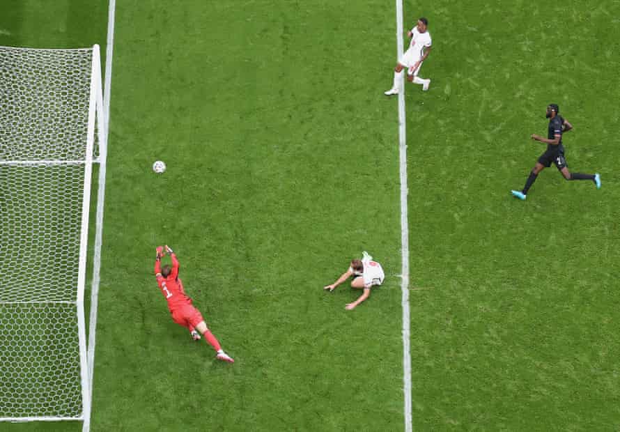 Harry Kane cabecea un centro de Jack Grealish contra Manuel Neuer.