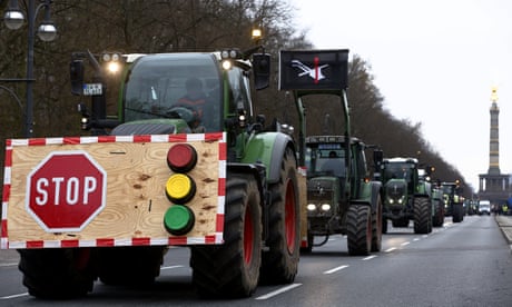 Los agricultores alemanes protestan cerca de la Puerta de Brandenburgo en Berlín en diciembre