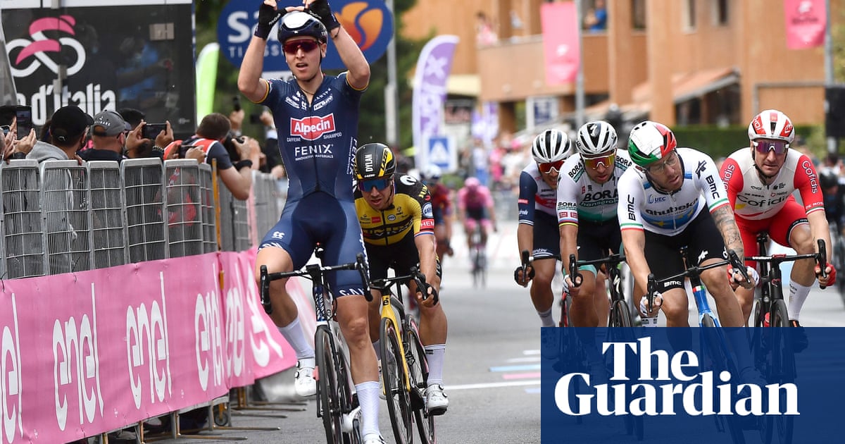 Tim Merlier holds off Italian duo to win second stage of Giro d’Italia