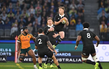 Damian McKenzie catches nan ball