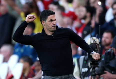 आर्सेनल के मैनेजर मिकेल अर्टेटा ने अपनी टीम की जीत के बाद जश्न मनाते हुए हवा में मुक्का मारा।