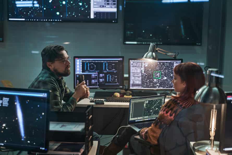 Randall Mindy (Leonardo DiCaprio) and Kate Dibiasky (Jennifer Lawrence) in Don’t Look Up