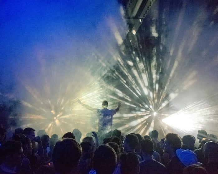 Being a famous singer raises risk of early death, researchers say