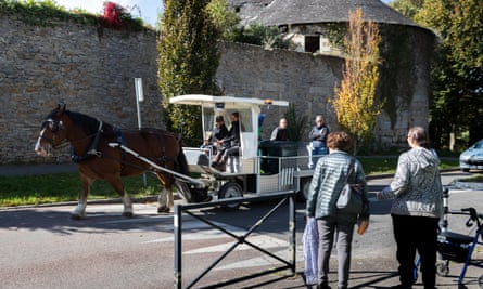 Les résidents disent que regarder un cheval passer les rend heureux.