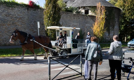 Les résidents disent que voir passer un cheval les rend heureux.