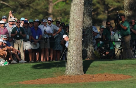 मैक्लेरॉय ने 15वें होल पर अपना दृष्टिकोण मारा।