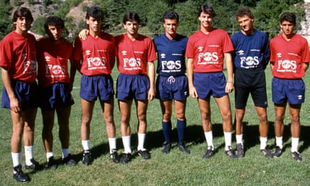 Claudio Ranieri with some of Cagliari squad during a training session in August 1991