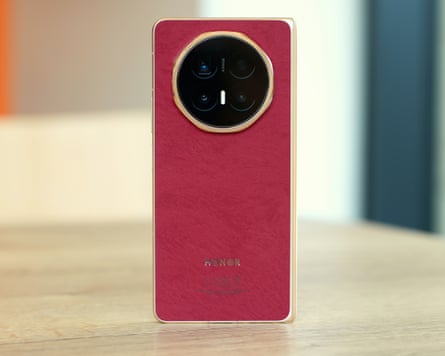 The red fabric back of the Honor Magic V6.