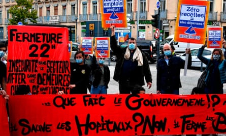 Cafe and restaurant workers demonstrate against closures in Toulouse in October 2020