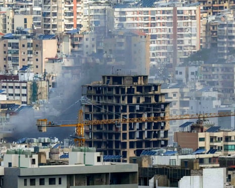 Καπνός υψώνεται από το σημείο της ισραηλινής αεροπορικής επιδρομής που είχε στόχο περιοχή στα νότια προάστια της Βηρυτού το πρωί της Δευτέρας