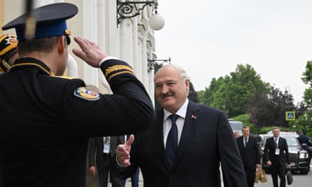 El presidente bielorruso, Alexander Lukashenko, llega a una sesión del Consejo Económico Supremo de Eurasia en el Kremlin de Moscú.