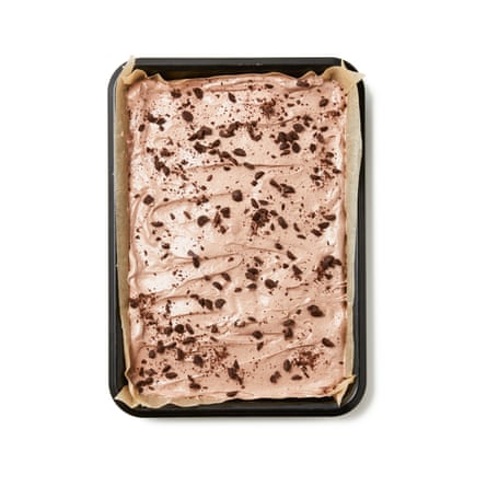 Répartissez le reste du chocolat sur tout le dessus, puis faites cuire pendant environ 30 à 40 minutes, jusqu'à ce que la meringue soit sèche au toucher sur le dessus mais toujours molle en dessous. Retirer et laisser refroidir sur la plaque.