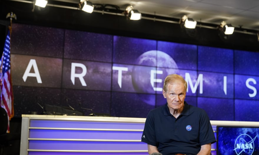 مدير ناسا بيل نيلسون يتحدث إلى المراسلين في كيب كانافيرال.