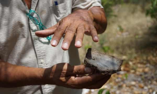 Los investigadores muestran algunos de los objetos excavados.