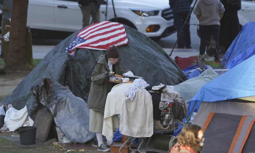 Une femme au campement de sans-abri d'Echo Park à Los Angeles.  La Californie compte plus de sans-abri que tout autre État.