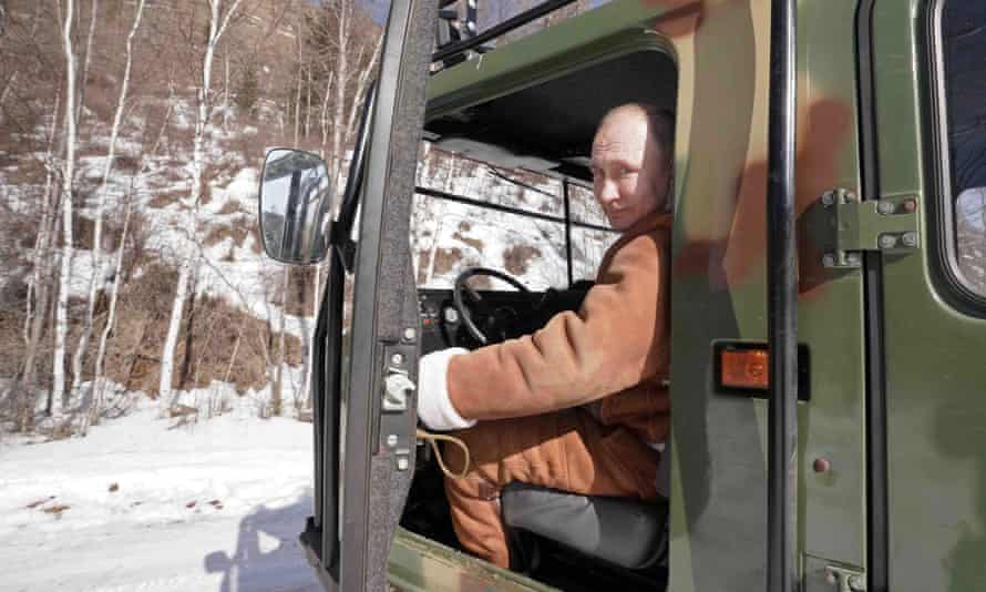 Ο Πούτιν παίρνει το τιμόνι ενός αυτοκινήτου cross-country ενώ οδηγεί στην Ομοσπονδιακή Περιφέρεια της Σιβηρίας της Ρωσίας τον Μάρτιο