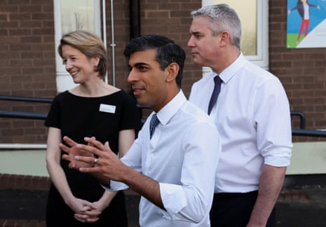 Rishi Sunak (กลาง) กับ Steve Barclay และ Amanda Pritchard ที่โรงพยาบาลมหาวิทยาลัย North Tees ใน Stockton-on-Tees เมื่อเช้านี้