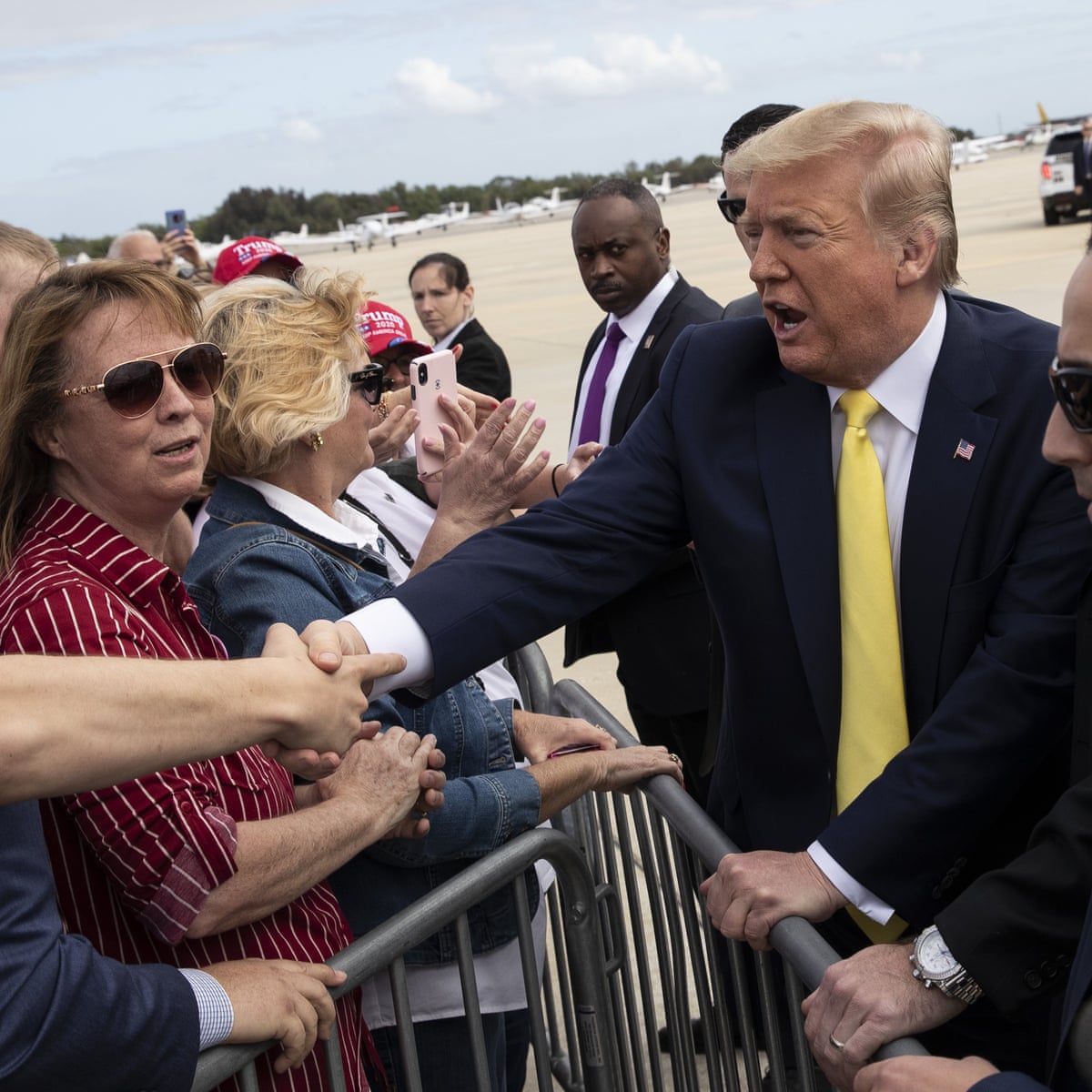 White House Says Business As Usual As Trump Plays Down Coronavirus Threat World News The Guardian