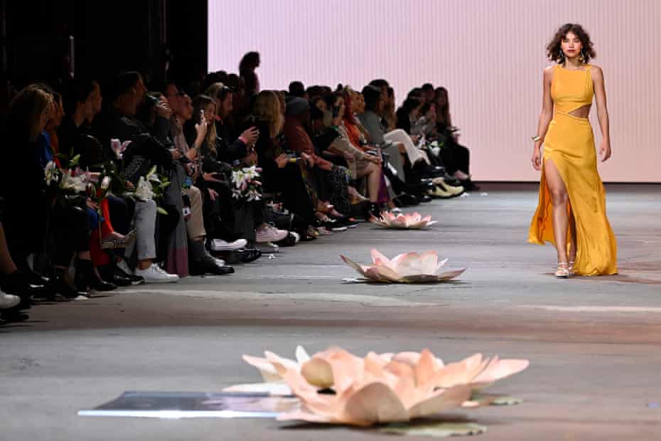 Una modella che sfila in passerella con un design di Mara Group