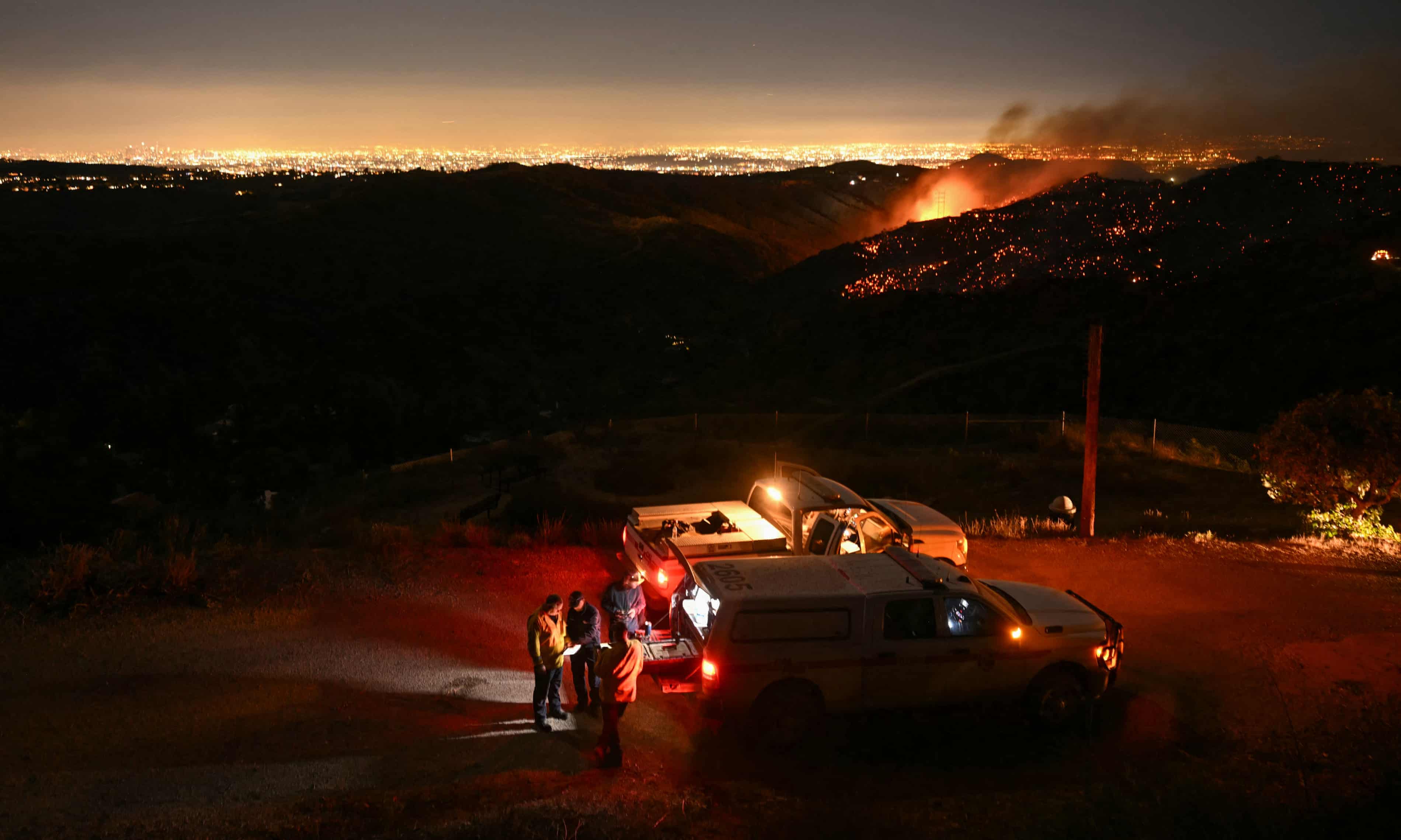 Around 35,000 LA homes and businesses without electricity as police issue warning over looters (theguardian.com)