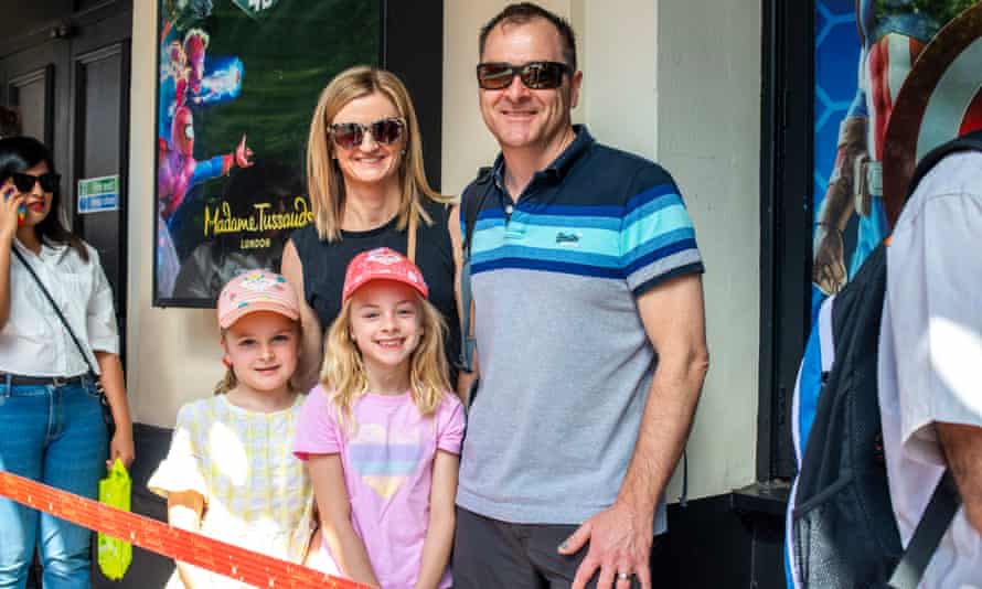 Ben y Tam Green con sus hijas Harper y Bella esperando en la fila en Madame Tussauds