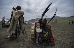 Um xamã senta-se com seu filho antes de um ritual de fogo