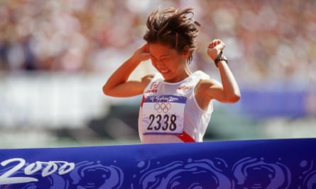 Naoko Takahashi wins the marathon at Sydney.