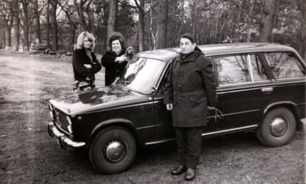 Astrid Giebson with her mother and father in 1980.