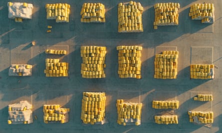 Fardos de algodão esperando para serem transportados em um campo em Hami, província de Xinjiang