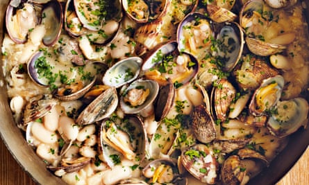 White haricot beans with clams