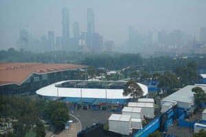 Una vista del horizonte de la ciudad envuelta en neblina de humo.