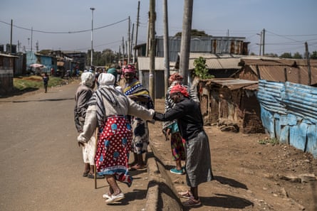 Membres du groupe d'entraide Shosho Jikinge après leur formation matinale dans les bidonvilles de Korogocho