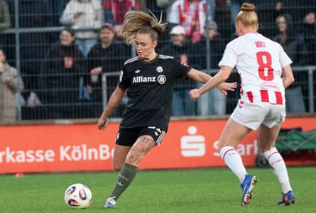 Georgia Stanway plays a pass