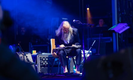 New GalleryWarren Ellis se produit à Hanging Rock, Victoria, avec Nick Cave en novembre 2022