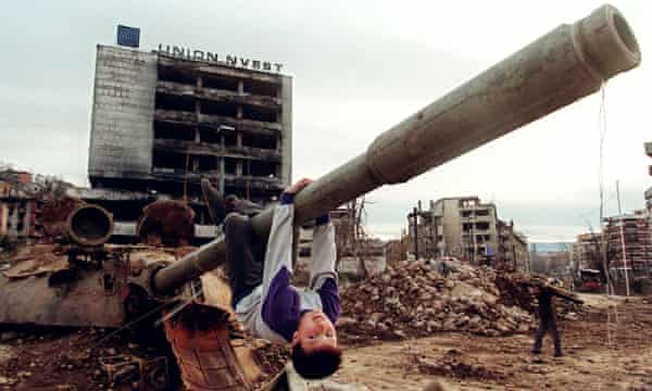 Un garçon jouant sur un char dans le quartier de Grbavica à Sarajevo, avril 1996.