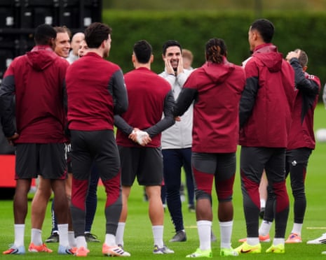 Mikel Arteta treinador do Arsenal observa a partida