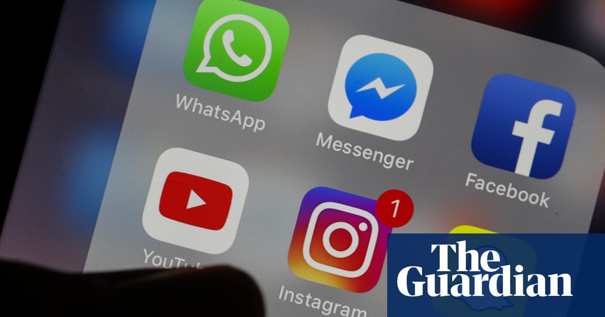 US senators call for investigation of scam ads on Facebook and Instagram