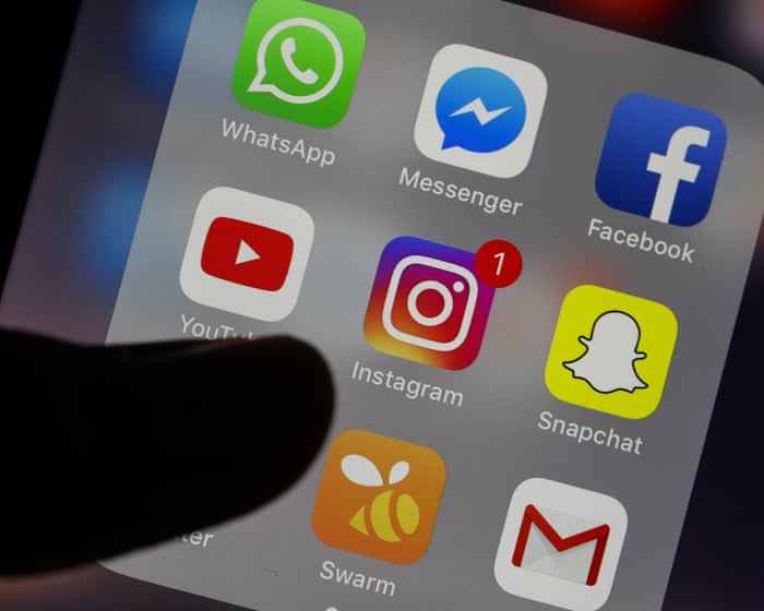 US senators call for investigation of scam ads on Facebook and Instagram