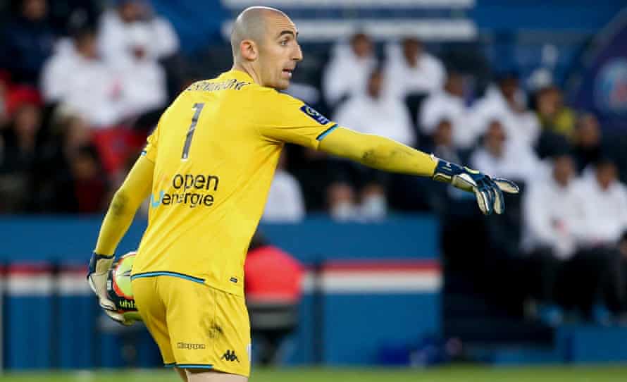 Paul Bernardoni in action for Angers.