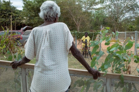 Miriam photographie sa grand-mère Dinah Norman, qui a attendu plus de 10 ans pour une nouvelle maison au camp de Yanyuwa.