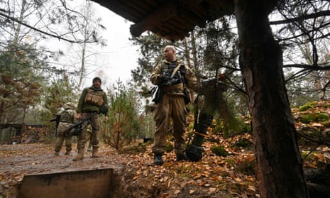 This photograph taken on November 3, 2022 shows Ukrainian border guards at their fortified position near the Ukrainian border with Russia and with Belarus. - The Ukrainian army expressed its alarm to the "growing threat" of a new Russian offensive from its northern neighbor and Moscow ally as Belarus announced the creation of a new joint force with Russia, with up to 9,000 Russian troops and about 170 tanks, to be deployed on its territory.