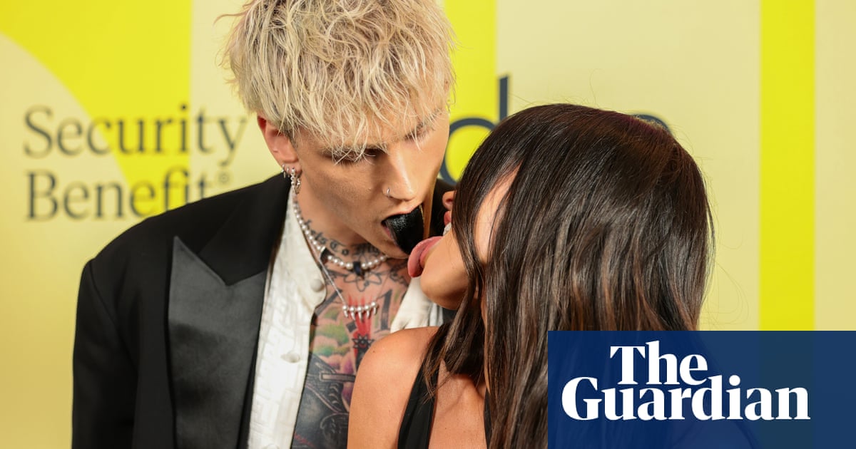 This woman drinks her boyfriend's blood and claims to be a vampire