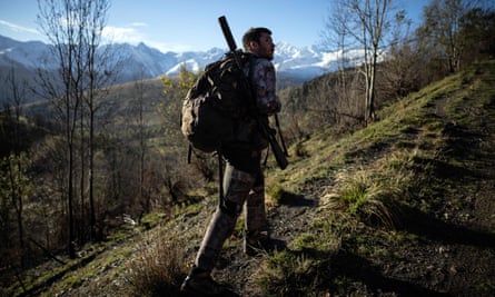 Un chasseur se promène dans les Pyrénées, en France.