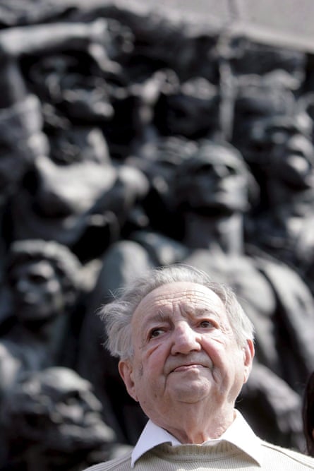 Uprising leader Marek Edelman pays tribute at the Memorial to the Warsaw Ghetto Heroes.